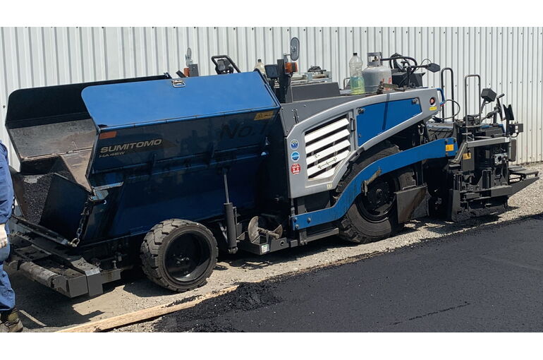 Japanese_Asphalt_finisher