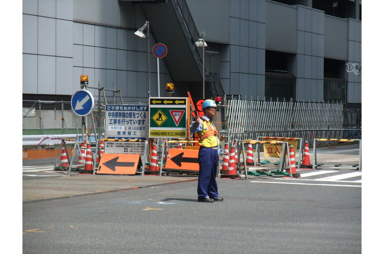 Traffic_guard_with_construction_of_Chūō_Shinkansen_Shinagawa_station_by_Zennikkei