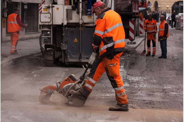road_construction_construction_workers_teers_ge_renovation_rehabilitation_workwear_safety_clothing_helm-1012613