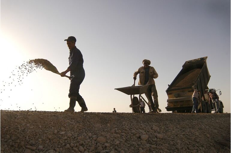 construction_workers_shovel_wheelbarrow_dump_truck_road_site_building-796600
