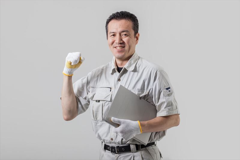 ポーズを決める作業服の男性_R