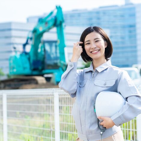 建設現場で働く女性スタッフ