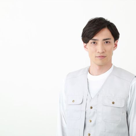 カメラを見つめる職人
